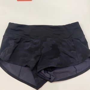 Lululemon speed up black camo 2 1/2 inch shorts